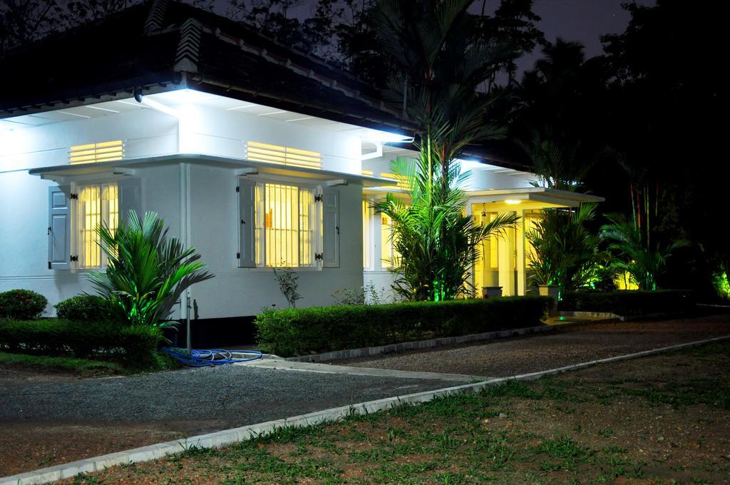 אינדורואה Village Headman'S Five Bedrooms Entire Bungalow מראה חיצוני תמונה